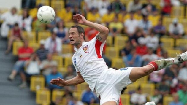 Jan Polák v hlavičkovém souboji v utkání proti Belgii. Jan Polák v hlavičkovém souboji v utkání proti Belgii.
