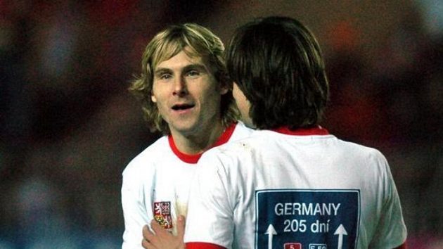 Pavel Nedvěd (vlevo) se raduje s Tomášem Rosickým po vítězné baráži s Norskem. Pavel Nedvěd (vlevo) se raduje s Tomášem Rosickým po vítězné baráži s Norskem.