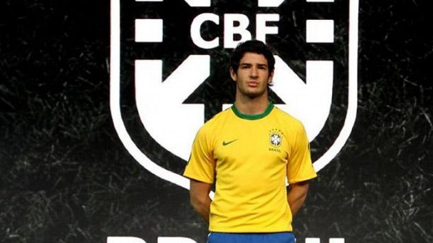 Brazilský fotbalový reprezentant Alexandre Pato při prezentaci dresů určených pro nadcházející mistrovství světa. Brazilský fotbalový reprezentant Alexandre Pato při prezentaci dresů určených pro nadcházející mistrovství světa.