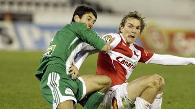 Jan Flachbart z Bohemians Praha (na archivním snímku vlevo) rozhodl duel v ústí.. Jan Flachbart z Bohemians Praha (na archivním snímku vlevo) rozhodl duel v ústí..