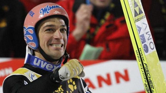 Andreas Kofler oslavuje vítězství na Turné čtyř můstků. Andreas Kofler oslavuje vítězství na Turné čtyř můstků.