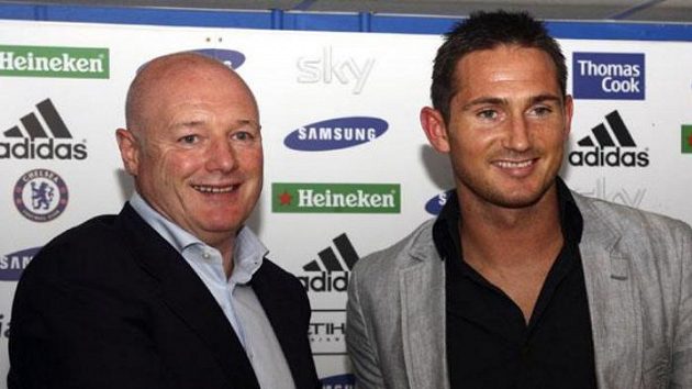 Záložník Frank Lampard s šéfem Chelsea Peterem Kenyonem Záložník Frank Lampard s šéfem Chelsea Peterem Kenyonem