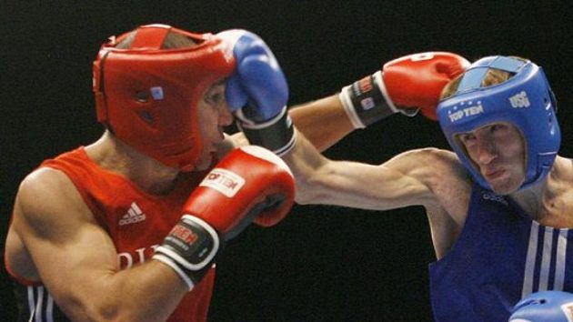 Na boxerském MS v Chicagu nastoupili proti sobě ve váze do 69 kg Andrey Balanov (vlevo) a Olexandr Stretskyy z Ruska - ilustrační fotografie. Na boxerském MS v Chicagu nastoupili proti sobě ve váze do 69 kg Andrey Balanov (vlevo) a Olexandr Stretskyy z Ruska - ilustrační fotografie.