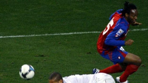 Americký fotbalista Oguchi Onyewu padá po souboji s Juniorem Diazem z Kostariky. Americký fotbalista Oguchi Onyewu padá po souboji s Juniorem Diazem z Kostariky.