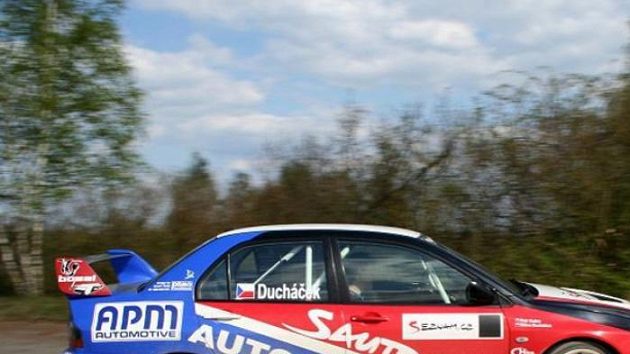 Sláva Ducháček při testech vozu Mitsubishi Lancer EVO IX na bývalém vojenském letišti v Milovicích. Sláva Ducháček při testech vozu Mitsubishi Lancer EVO IX na bývalém vojenském letišti v Milovicích.