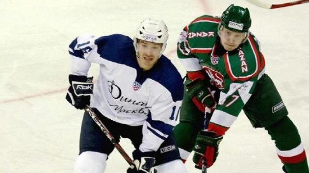 Petr Čajánek (vlevo) v zápase KHL - ilustrační foto Petr Čajánek (vlevo) v zápase KHL - ilustrační foto
