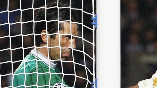 Brankář Gianluigi Buffon je spokojený, že se do Manchesteru City nenechal zlákat. Brankář Gianluigi Buffon je spokojený, že se do Manchesteru City nenechal zlákat.