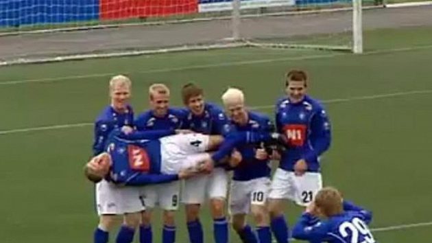 I takhle se dá slavit vstřelený gól. Hráči Stjarnanu se zvěčňují s ulovenou trofejí. I takhle se dá slavit vstřelený gól. Hráči Stjarnanu se zvěčňují s ulovenou trofejí.