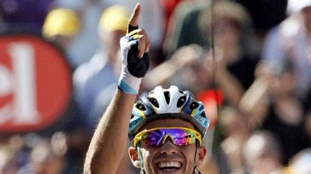 Španělský cyklista Alberto Contador oslavuje vítězství v 15. etapě Tour de France. Španělský cyklista Alberto Contador oslavuje vítězství v 15. etapě Tour de France.