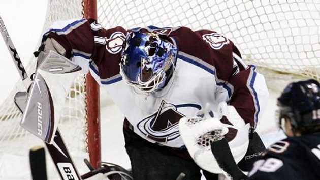 Slovenský brankář Colorada Peter Budaj likviduje střelu Markuse Näslunda z Vancouveru. Slovenský brankář Colorada Peter Budaj likviduje střelu Markuse Näslunda z Vancouveru.