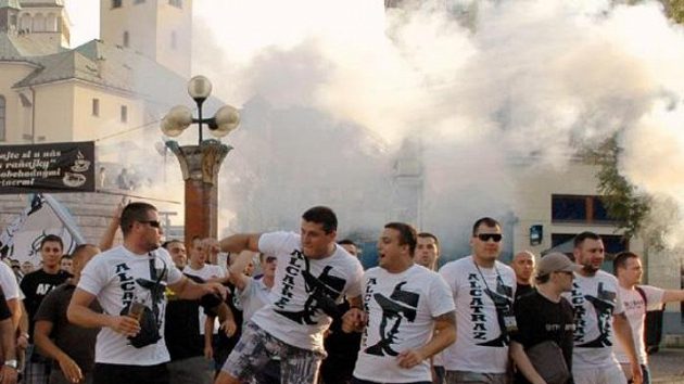 Fanoušci Partizanu Bělehrad pochodují městem na stadión před odvetným utkáním 4. kola fotbalové Evropské ligy mezi domácí Žilinou a srbským týmem. Fanoušci Partizanu Bělehrad pochodují městem na stadión před odvetným utkáním 4. kola fotbalové Evropské ligy mezi domácí Žilinou a srbským týmem.