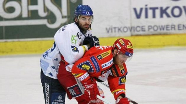 Yorick Treille z Vítkovic (vlevo) v souboji s Jiřím Doležalem ze Slavie v pátečním semifinálovém duelu. Yorick Treille z Vítkovic (vlevo) v souboji s Jiřím Doležalem ze Slavie v pátečním semifinálovém duelu.