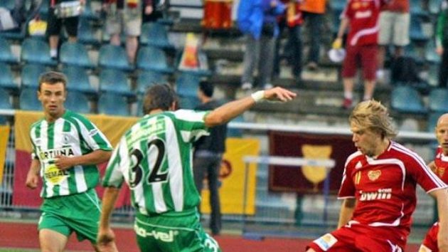 Fotbalista Dukly Praha Michal Kolomazník v souboji s Adamem z Bohemians 1905 Fotbalista Dukly Praha Michal Kolomazník v souboji s Adamem z Bohemians 1905