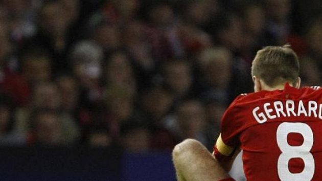 Zklamaný kapitán Liverpoolu Steven Gerrard - ilustrační foto. Zklamaný kapitán Liverpoolu Steven Gerrard - ilustrační foto.
