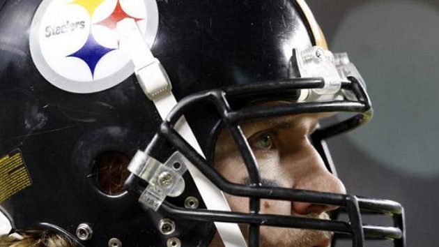 Zamyšlený rozehrávač Pittsburghu Steelers Ben Roethlisberger Zamyšlený rozehrávač Pittsburghu Steelers Ben Roethlisberger