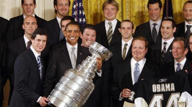 Americký prezident Barack Obama a kapitán Pittsburghu Penguins Sidney Crosby drží Stanley Cup při návštěvě Bílého domu. Americký prezident Barack Obama a kapitán Pittsburghu Penguins Sidney Crosby drží Stanley Cup při návštěvě Bílého domu.