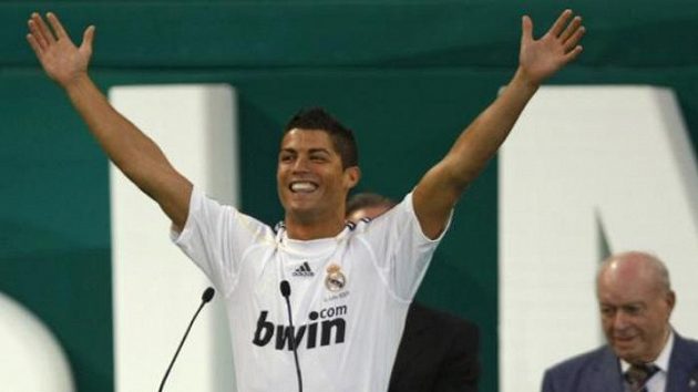 Cristiano Ronaldo nedostatkem sebevědomí netrpí. Takhle zdravil fanoušky Realu Madrid, když do španělského týmu přestoupil. Cristiano Ronaldo nedostatkem sebevědomí netrpí. Takhle zdravil fanoušky Realu Madrid, když do španělského týmu přestoupil.