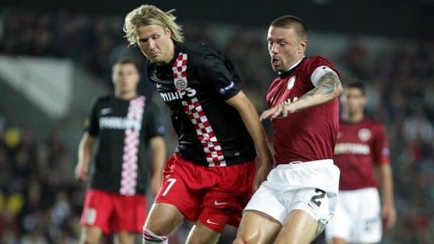 Sparťanský obránce Tomáš Řepka v souboji s Toivonenem z PSV Eindhoven Sparťanský obránce Tomáš Řepka v souboji s Toivonenem z PSV Eindhoven