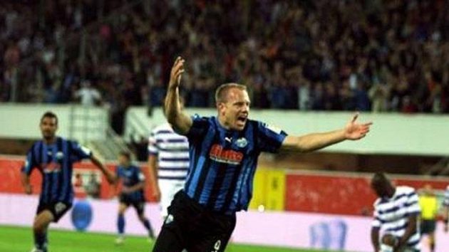 Fotbalista Paderbornu Frank Löning oslavuje gól proti Osnabrücku. Fotbalista Paderbornu Frank Löning oslavuje gól proti Osnabrücku.