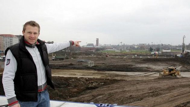Stanislav Vlček na obhlídce staveniště v pražském Edenu Stanislav Vlček na obhlídce staveniště v pražském Edenu