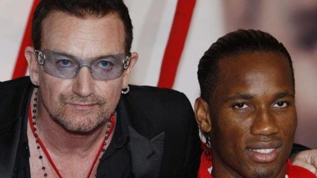 Fotbalista Chelsea Didier Drogba (vpravo) a zpěvák U2 Bono Vox Fotbalista Chelsea Didier Drogba (vpravo) a zpěvák U2 Bono Vox