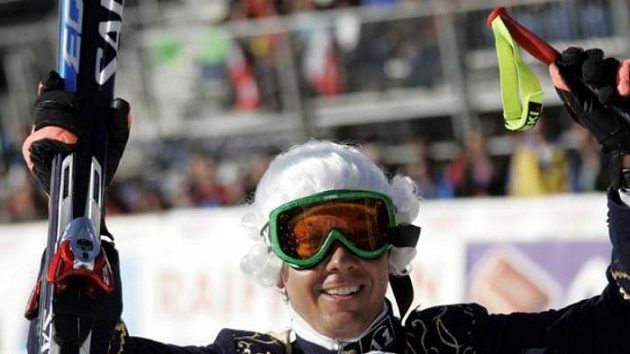 Fritz Strobl kyne divákům v kostýmu Mozarta po jeho posledním závodu v kariéře. Fritz Strobl kyne divákům v kostýmu Mozarta po jeho posledním závodu v kariéře.
