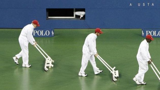 Utkání Rafaela Nadala s Fernandem Gonzalezem přerušil na US Open déšť a do akce vyjelůy vysoušeče. Utkání Rafaela Nadala s Fernandem Gonzalezem přerušil na US Open déšť a do akce vyjelůy vysoušeče.