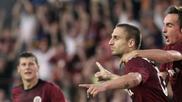 Fotbalisté Sparty se radují z gólu do sítě Panathinaikosu Atény. Zleva: Pamič, Holenda, Zeman. Fotbalisté Sparty se radují z gólu do sítě Panathinaikosu Atény. Zleva: Pamič, Holenda, Zeman.