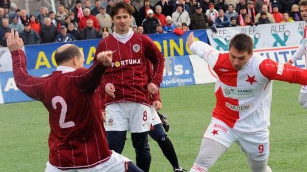 Jiří Novotný (druhý zleva) se na Spartu možná vrátí ještě před dalším silvestrovským derby... Jiří Novotný (druhý zleva) se na Spartu možná vrátí ještě před dalším silvestrovským derby...