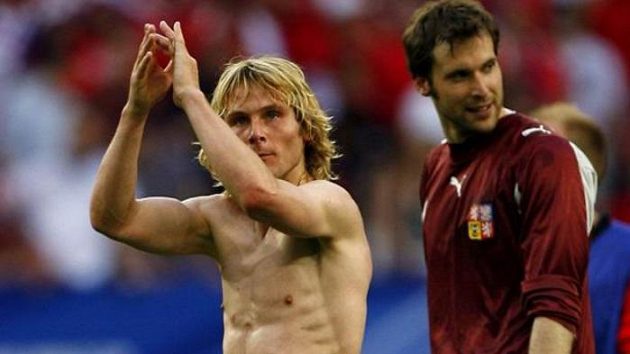 Čeští fotbalisté Pavel Nedvěd (vlevo) a Petr Čech Čeští fotbalisté Pavel Nedvěd (vlevo) a Petr Čech