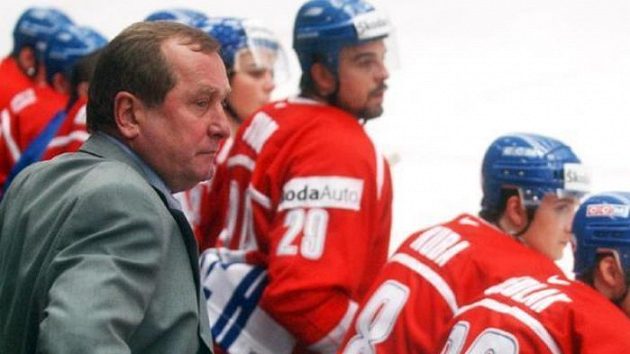 Trenér Josef Augusta na střídačce české hokejové reprezentace Trenér Josef Augusta na střídačce české hokejové reprezentace