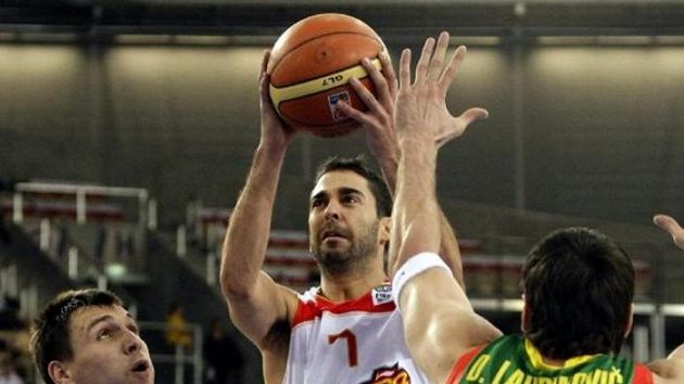 Španělský basketbalista Juan Carlos Navarro střílí přes hráče Litvy Tomase Delininkaitise a Jonase Maciulise. Španělský basketbalista Juan Carlos Navarro střílí přes hráče Litvy Tomase Delininkaitise a Jonase Maciulise.