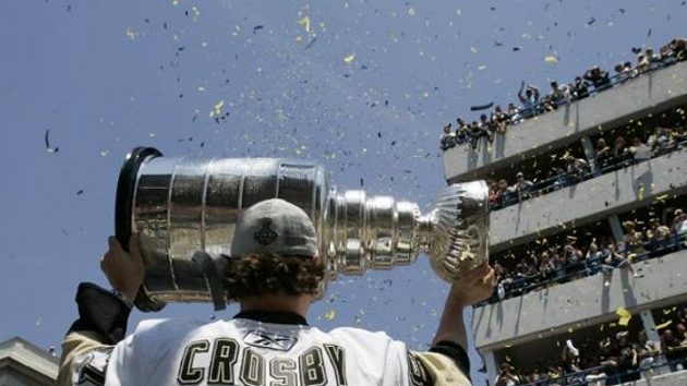 Kapitán Pittsburghu Sidney Crosby ukazuje fanouškům Stanley Cup Kapitán Pittsburghu Sidney Crosby ukazuje fanouškům Stanley Cup