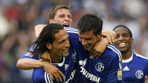 Fotbalisté Schalke Kevin Kuranyi (vlevo), Benedikt Hoewedes (uprostřed) a Christoph Moritz oslavují gól v utkání proti Bochumi. Fotbalisté Schalke Kevin Kuranyi (vlevo), Benedikt Hoewedes (uprostřed) a Christoph Moritz oslavují gól v utkání proti Bochumi.