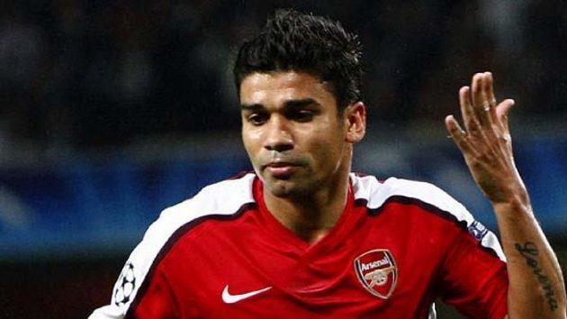 Útočník Arsenalu Eduardo slaví gól do sítě Celtiku. Útočník Arsenalu Eduardo slaví gól do sítě Celtiku.