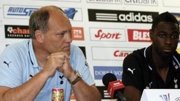 Trenér Tottenhamu Martin Jol a kapitán týmu Ledley King (vpravo) Trenér Tottenhamu Martin Jol a kapitán týmu Ledley King (vpravo)