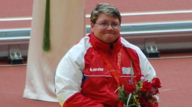 Bronzová diskařka Jana Fesslová na stupních vítězů v Pekingu. Bronzová diskařka Jana Fesslová na stupních vítězů v Pekingu.