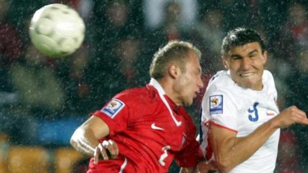 Michal Papadopulos v souboji s polským fotbalistou Poczakem Michal Papadopulos v souboji s polským fotbalistou Poczakem