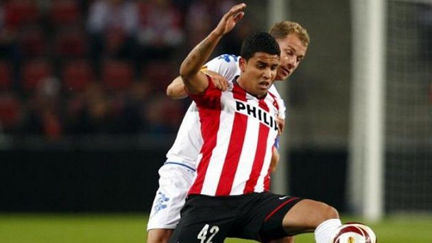 Fotbalistu PSV Eindhoven Jonathane Reise napadá Hjalte Norregard z FC Kodaň. Fotbalistu PSV Eindhoven Jonathane Reise napadá Hjalte Norregard z FC Kodaň.