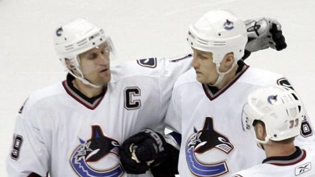 Sami Salo (uprostřed) oslavuje branku se spoluhráči z Vancouveru. Sami Salo (uprostřed) oslavuje branku se spoluhráči z Vancouveru.