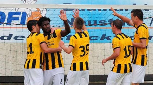 Bony Wilfried (druhý zleva) oslavuje se spoluhráči z Arnhemu gól v síti Augsburgu. Bony Wilfried (druhý zleva) oslavuje se spoluhráči z Arnhemu gól v síti Augsburgu.