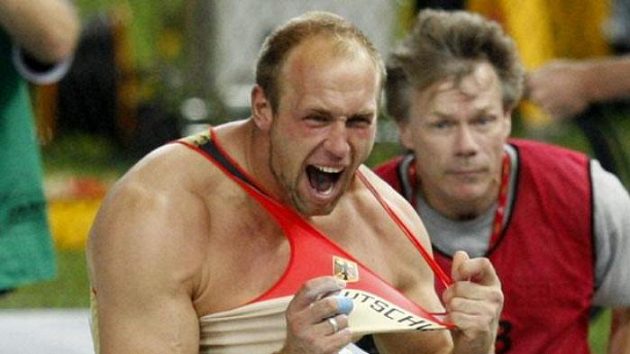 Robert Harting z Německa oslavuje triumf v disku Robert Harting z Německa oslavuje triumf v disku
