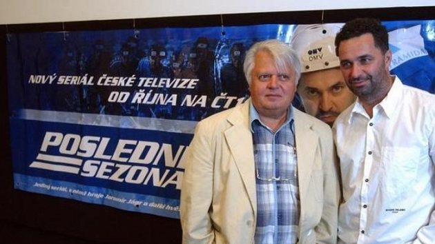Režisér Hynek Bočan a Martin Dejdar u poutače na seriál Poslední sezona Režisér Hynek Bočan a Martin Dejdar u poutače na seriál Poslední sezona