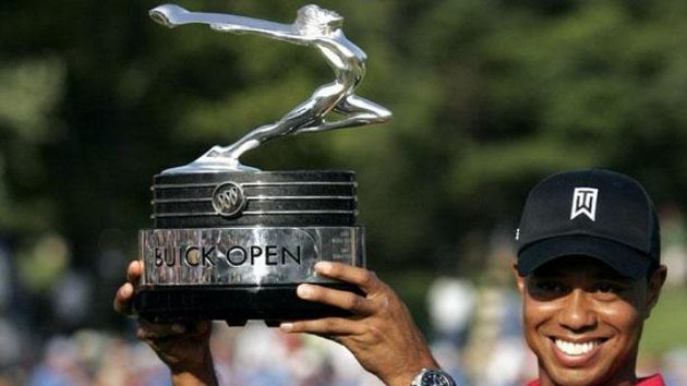 Americký golfista Tiger Woods s trofejí pro vítěze Buick Open Americký golfista Tiger Woods s trofejí pro vítěze Buick Open