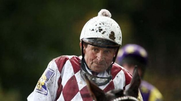Žokej Josef Váňa s Tiumenem během Velké pardubické Žokej Josef Váňa s Tiumenem během Velké pardubické