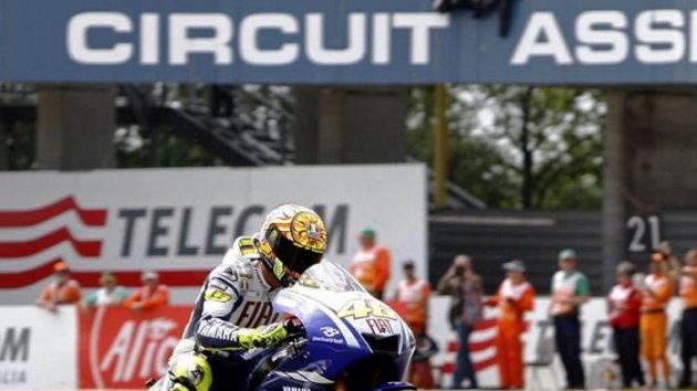 Ital Valentino Rossi projíždí cílem VC Nizozemska v Assenu. Ital Valentino Rossi projíždí cílem VC Nizozemska v Assenu.
