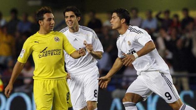 Fotbalista Realu Madrid Cristiano Ronaldo (vpravo) oslavuje se spoluhráčem Kaká gól v utkání ve Vilarrealu. Fotbalista Realu Madrid Cristiano Ronaldo (vpravo) oslavuje se spoluhráčem Kaká gól v utkání ve Vilarrealu.
