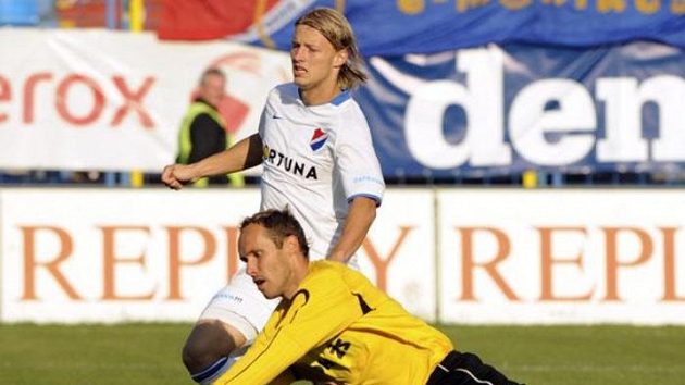 Brankář Brna Tomáš Bureš zasahuje před Tomášem Mičolou z Ostravy (vzadu). Brankář Brna Tomáš Bureš zasahuje před Tomášem Mičolou z Ostravy (vzadu).