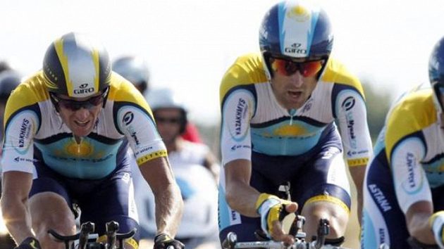 Čtvrtou etapu Tour de France vyhrála stáj Astana včele s jezdcem Lancem Armstrongem (vlevo). Čtvrtou etapu Tour de France vyhrála stáj Astana včele s jezdcem Lancem Armstrongem (vlevo).