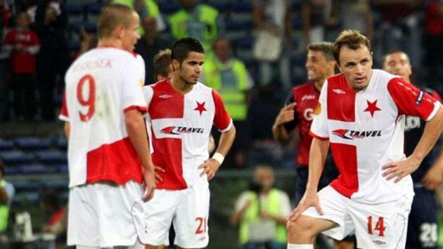 Fotbalisté Slavie během utkání v Janově Fotbalisté Slavie během utkání v Janově